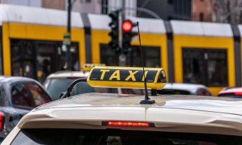 Existe-t-il des applications permettant de noter et de donner des commentaires sur les chauffeurs de taxi ?