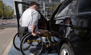 Y a-t-il des services de taxi spéciaux pour personnes handicapées ? Options et accessibilité