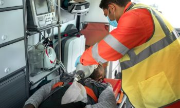 La présence des ambulances et le travail des ambulanciers pendant les événements sportifs