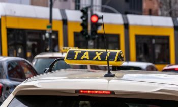 Comment éviter les arnaques de taxi : Conseils pour les voyageurs avertis