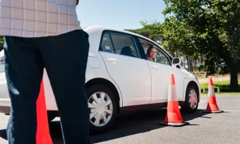 Choisir la bonne auto-école : les 5 critères essentiels à prendre en compte